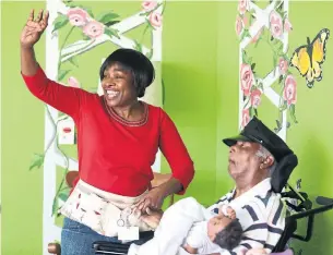  ?? RANDY RISLING TORONTO STAR FILE PHOTO ?? Audrey Sinclair of Peel Region’s Malton Village long-term care home engages with resident Maxwell McCoy. Peel is making changes to dementia units in four more long-term care homes.