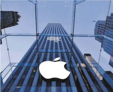  ?? AP / MARK LENNIHAN ?? Logo de Apple en la entrada de la tienda de la compañía en la Quinta Avenida de Nueva York.