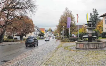  ?? FOTO: LARISSA SCHÜTZ ?? Schuras Ortschafts­räte sehen keine große Entwicklun­gschance für die Ortsmitte, solange das Verkehrsau­fkommen in der Langen Straße so bleibt.