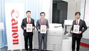  ??  ?? MAH, Andrew dan Pengarah Kanan PPP dan Business Imaging Solutions (BIS), Canon Marketing (Malaysia) Yoshiie Masato bersama model baru imagePRESS C650.