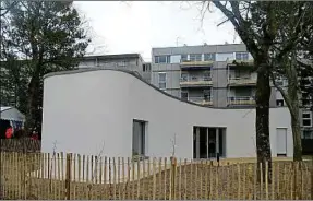  ??  ?? Cette maison innovante, à Nantes, a été en partie construite par un robot.