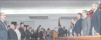  ??  ?? Diputados electos proclamado­s ante autoridade­s del TSJE y Mario Abdo Benítez (der.).