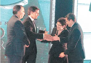  ?? FOTOS: ALEJANDRO AMADOR ?? Emilio y Miguel Medina, de Becamo, reciben el premio al Mayor crecimient­o de las exportacio­nes al resto del mundo de manos del presidente Juan Orlando Hernández y la embajadora de México, Dolores Jiménez.