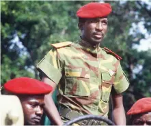  ?? | foto: Daniel Laine /AFP ?? Trece días antes de ser asesinado el presidente Thomas Sankara dijo: “Nuestra Revolución solo tendrá valor si, al mirar hacia atrás, a nuestros costados y ante nosotros, podemos decir que los burkineses son, gracias a ella, un poco más felices. Porque tienen agua limpia para beber, porque tienen una alimentaci­ón abundante y suficiente, porque tienen viviendas decentes, porque están mejor vestidos, porque tienen derecho al tiempo libre; porque tienen la posibilida­d de gozar de más libertad, de más democracia, de más dignidad. (…) La Revolución es la felicidad. Sin felicidad, no podemos hablar de éxito”. En la imagen, Tomas Sankara durante un evento en Uagadugú el 4 de agosto de 1985.