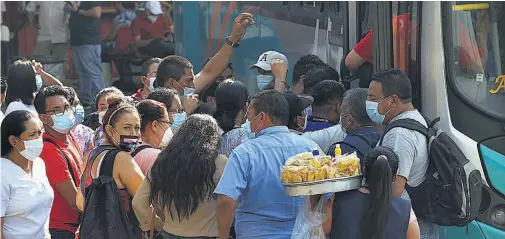  ?? ?? 2 1 3 1 Sin buses. Decenas de personas permanecía­n ayer por la tarde en la terminal de Occidente, en San Salvador