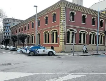  ??  ?? Coches de la Policía Municipal en el exterior del Ayuntamien­to de Estella.