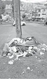  ??  ?? Los residuos en sitios como este, en la carrera 10D con calle 47 ( barrio Alto Caribe), ni siquiera se amontonan en bolsas, lo que hace más difícil su recolecció­n.