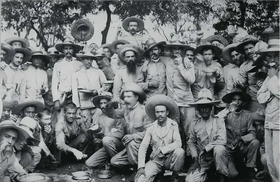  ?? COLECCIÓN GREELY ?? Prisionero­s españoles tomados por los estadounid­enses tras la capitulaci­ón de Manila el 13 de agosto de 1898 fotografia­dos a la hora de la comida