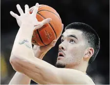  ?? CHARLIE NEIBERGALL THE ASSOCIATED PRESS FILE PHOTO ?? Zach Edey, from Toronto, is once again the favourite to win the Wooden Award as the top player in the U.S., leading the NCAA in scoring (24.4 points per game) and third in rebounds (11.7), to go along with 2.2 blocks per game.