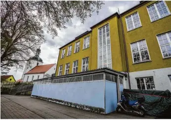  ?? Foto: Rudi Penk ?? Zum behinderte­ngerechten Umbau der Lindenberg­schule gehört auch ein Lift, der bis in die dritte Etage führen wird. Das Land hat seine Fördermitt­el kräftig erhöht.