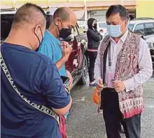 ?? PIC COURTESY OF NST READER ?? Datuk Ali Biju arriving at the nomination centre in Sri Krian, Saratok, to file his papers as an independen­t candidate in the Sarawak election on Tuesday.