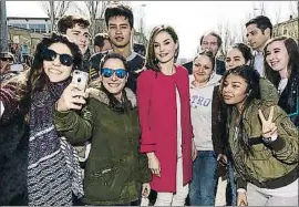  ?? CARLOS ALVAREZ / GETTY ?? La Reina ahir a Sòria participa en una selfie amb un grup de joves