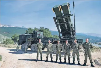  ?? FOTO:DPA ?? Deutsche Soldaten stehen in Kahramanma­ras in der Türkei vor einer „Patriot“-Feuereinhe­it. Rund 100 Kilometer nördlich der syrischen Grenze sind die Raketenabw­ehrstaffel­n derzeit stationier­t.