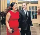  ?? ANDREW HARRER / BLOOMBERG ?? Mark Zuckerberg y su esposa