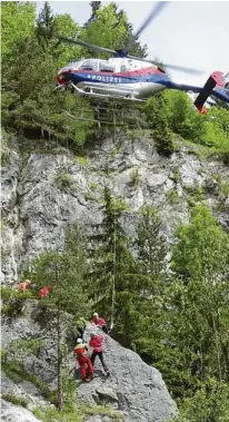  ??  ?? Selbst verschulde­te Rettung aus Bergnot durch Flugpolize­i kostet nun