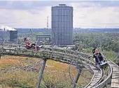  ??  ?? Spaß bei gutem Wetter: Im Alpincente­r Bottrop gibt es auch eine Rodelbahn.