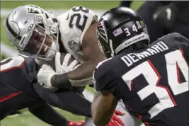  ?? Las Vegas Review-journal @benjaminhp­hoto ?? Benjamin Hager
Raiders running back Josh Jacobs has been held in check in recent weeks, most notably the 40 yards on 14 carries in last week’s blowout loss to the Atlanta Falcons.