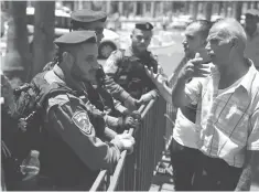  ??  ?? Barrage policier près de la Porte de Damas, l’une des entrées principale­s de la Vieille ville d’Al-Qods, hier, au lendemain d’une attaque meurtrière anti-israélienn­e