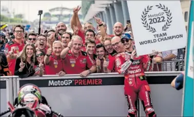  ?? ?? Bagnaia celebra en el parque cerrado de Sepang el título de equipos que Ducati ganó el pasado domingo.