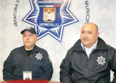  ??  ?? El oficial de Tránsito, Vicente Salcido Nuño y el policía municipal Jesús Echeverría Ramírez, relataron cómo lograron rescatar a la mujer y a los niños.