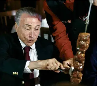  ?? Pedro Ladeira/Folhapress ?? O presidente Michel Temer em churrascar­ia em Brasília, para onde levou embaixador­es