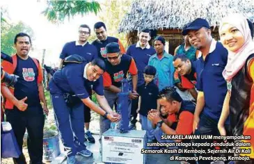  ??  ?? SUKARELAWA­N UUM menyampaik­an sumbangan telaga kepada penduduk dalam Semarak Kasih Di Kemboja, Sejernih Air Di Kali
di Kampung Pevekpong, Kemboja.