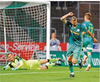  ?? FOTO: PETER FRANZ/EIBNER/IMAGO IMAGES ?? Patrick Dulleck jubelt über seinen 1:0-Führungstr­effer gegen den VfR Aalen. Mit dem Tor und seiner Vorlage zum 2:0 war er damit maßgeblich am wichtigen 2:1-Heimerfolg seiner Homburger beteiligt.