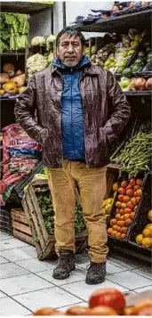  ?? ?? Gemüsehänd­ler Hugo Martinez muss seine Preise immer weiter erhöhen – und hat immer weniger Kunden.