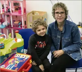  ??  ?? Hugo et sa maman Katia dans la salle d’attente d’I-Motion, plateforme d’essais cliniques pédiatriqu­es pour les maladies neuromuscu­laires, à Paris. (Photo M. T.)