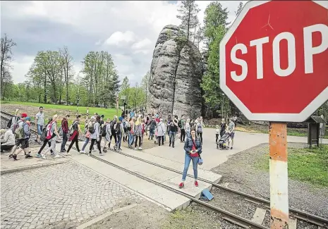  ?? Foto: M. Veselý, J. Pokorný, MAFRA ?? Zatímco 3. května byla u Adršpachu hlava na hlavě, minulý víkend přijelo pár turistů (snímek dole).