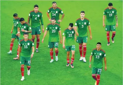  ?? EFE ?? Desolación de los jugadores mexicanos después del partido