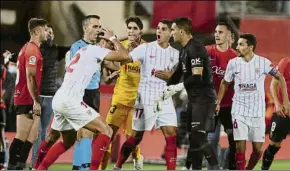  ?? FOTO: EFE ?? Los jugadores del Sevilla protestaro­n por la anulación del gol de Ocampos