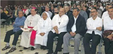  ??  ?? Imagen de la presentaci­ón de la novela “Bungo”, anteanoche en el Seminario Conciliar, en la colonia Itzimná. En la primera fila (de izquierda a derecha): sacerdote Raúl Moguel Urtecho, arzobispo Fabio Martínez Castilla, madre Eunice Yam Och, obispo Pedro Mena Díaz, y presbítero­s Gilberto Pérez Ceh, rector de la institució­n anfitriona; Luis Alfonso Rebolledo Alcocer, prefecto de Teología, y Ricardo Atoche Enseñat