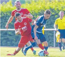  ?? FOTO: FLORIAN WOLF ?? Moritz Strauß (rechts, FV Ravensburg) vor Mario Vila Boa (FC Wangen), dahinter Kaan Basar (ebenfalls Wangen).