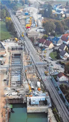  ?? FOTO: DPA ?? An der Baustelle des Bahntunnel­s Rastatt hatten sich Bahngleise abgesenkt.