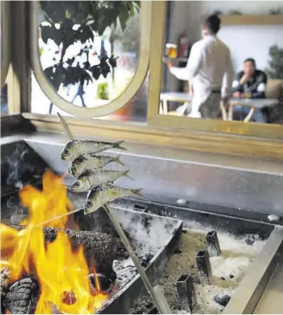  ?? Ricard Cugat ?? Espeto de sardinas en el restaurant­e Belbo Candela, que funcionará todas las noches, el pasado viernes.