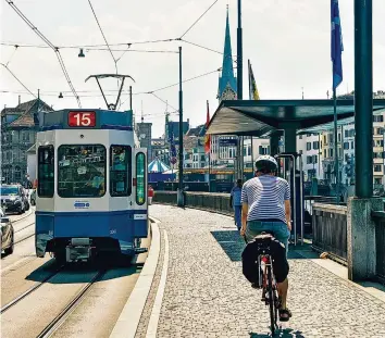  ?? ISTOCK ?? Velofahrer weichen oftmals auf das Trottoir aus und verhalten sich gegenüber Fussgänger­n teils rüpelhaft.