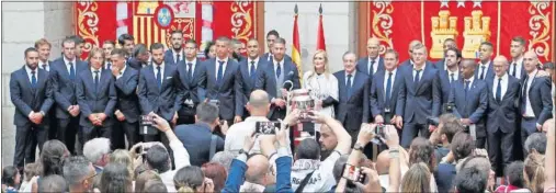  ??  ?? MADRIDISTA. Cifuentes se puso la camiseta del Madrid. SIN BALCÓN. Los jugadores salieron a una plataforma. ABARROTADA. La Puerta del Sol estaba llena de gente.