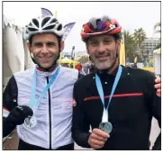  ??  ?? Albin Rousset de l’US Cagnes (à gauche), et Bruno Dena du Vélo Club Coeur du Var (à droite), faisaient partie du trio de tête sur la ligne d’arrivée. (Photo L.B.)