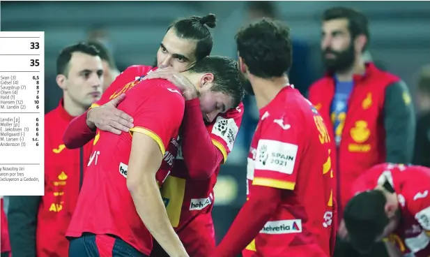  ?? AP ?? Maqueda consuela a Dani Dujshebaev tras la derrota de España ante Dinamarca