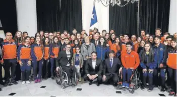  ?? FOTO: PRESIDENCI­A DE LA REPUBLICA ?? ►► Los deportista­s junto a Bachelet, Squella y Massú.