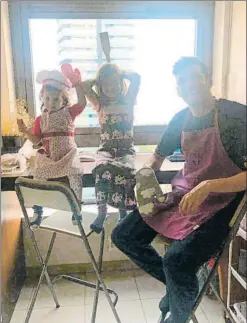  ??  ?? Javi López
El capitán del RCD Espanyol posa divertido con sus hijas Julietta ( de 5 años) y Adriana (2) en su casa durante el confianami­ento por el Covid-19