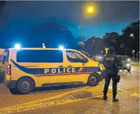  ?? AFP ?? Investigac­ión. Moviles y agentes en el lugar del asesinato en París.