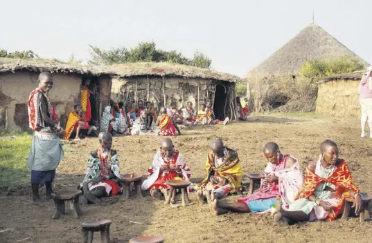  ??  ?? Arriba y a la derecha, La remota aldea de la tribu Masai, la más conocida de África, aun conserva el estilo de vida tradiciona­l de hace miles de años. Practican la poligamia y el número de esposas se relaciona con la cantidad de ganado que un hombre...