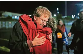  ?? FOTO: EMRAH GUREL/AP/DPA ?? Menschenre­chtler Peter Steudtner (links) umarmt bei seiner Entlassung aus der Untersuchu­ngshaft im Oktober 2017 vor dem Gefängnis eine Kollegin. Am Freitag wurde er in der Türkei freigespro­chen.