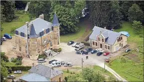  ??  ?? Deux victimes du tueur ont été excavées au château du Sautou, en 2004.