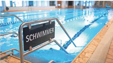  ?? FOTO: PHILIPP SCHULZE/DPA ?? Die Schwimmbäd­er in NRW sind weiterhin geschlosse­n. Die Becken müssen dennoch mit Wasser gefüllt sein.