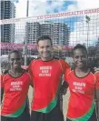  ??  ?? Vanuatu’s Lin Matuata and Miller Pata with Shanon Zunker.