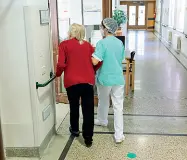  ??  ?? Casa di riposo
Una infermiera accompagna una anziana ospite di Rsa