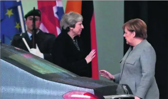  ?? / MICHAEL SOHN (AP) ?? La canciller alemana, Angela Merkel, recibe a la primera ministra británica, Theresa May, ayer en Berlín.